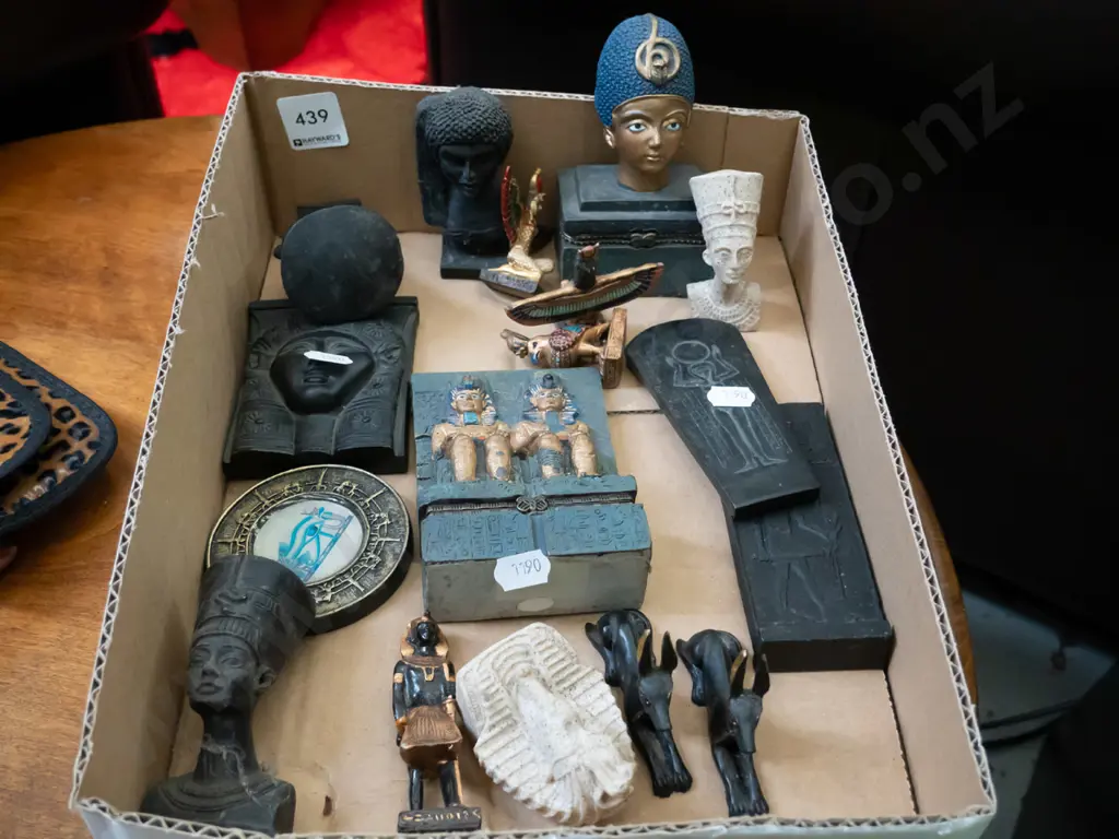 box of Egyptian souvenir ware Image 1++