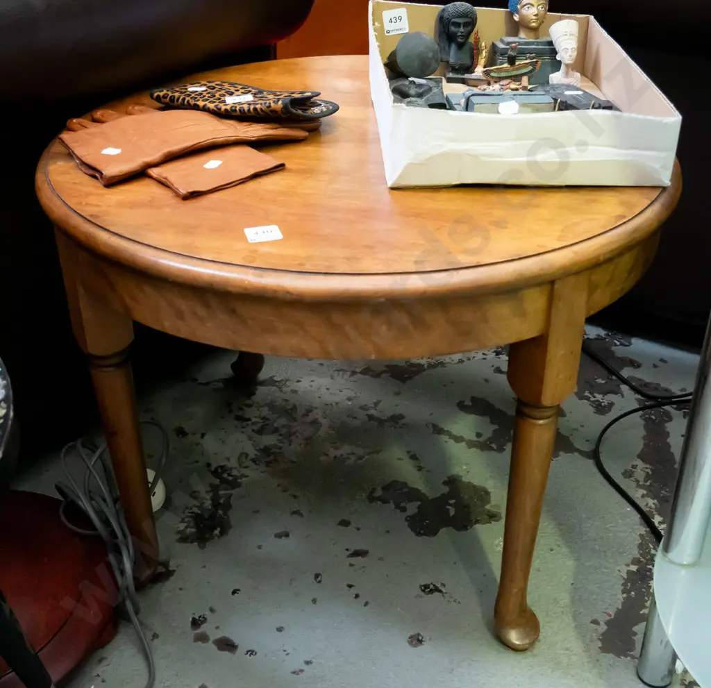 solid wood cab leg end table Image 1++