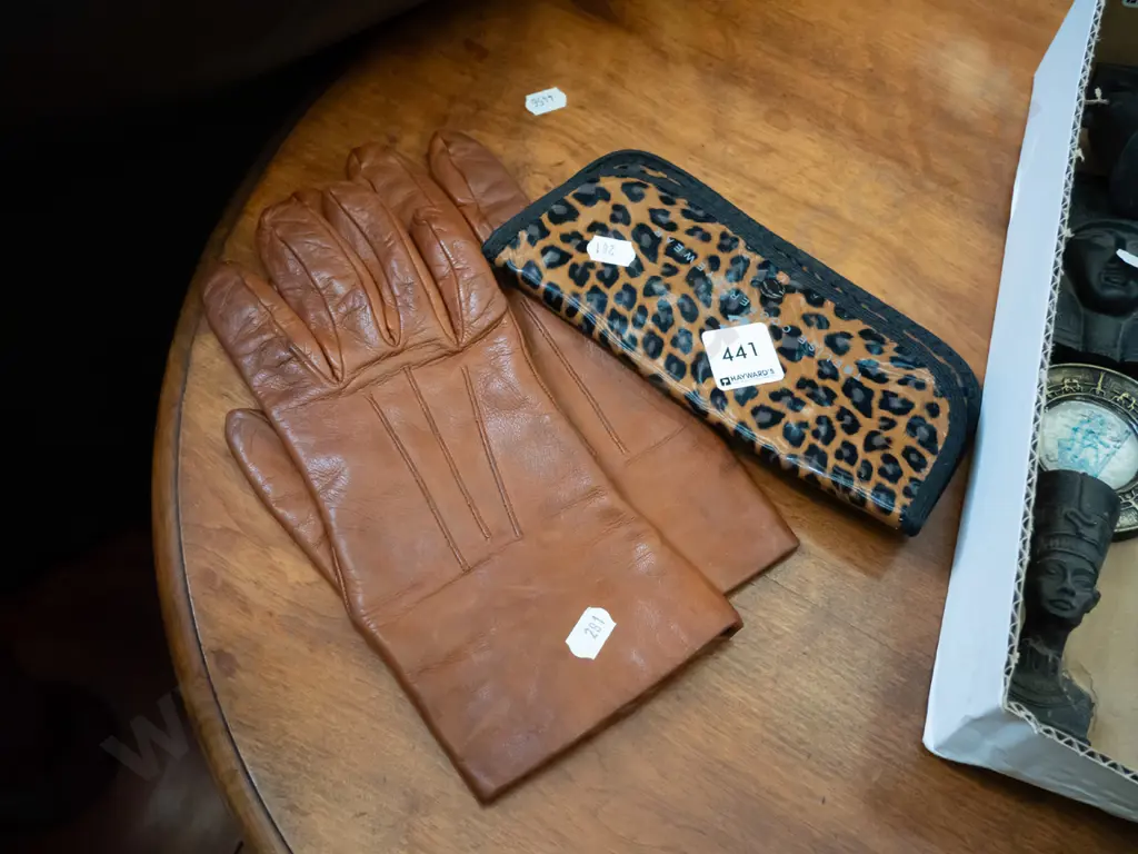 leather gloves and glasses case Image 1++