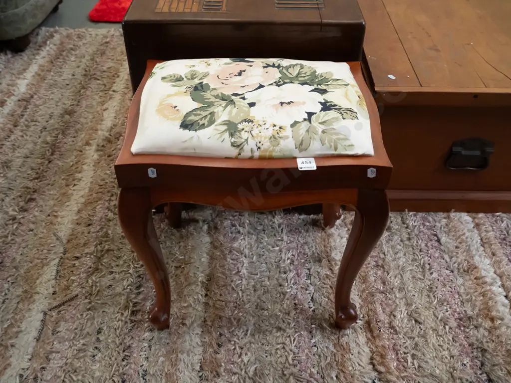 cab leg stool Image 1++