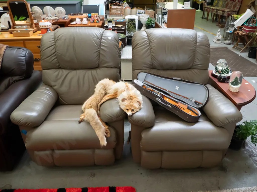 pair of leather La-Z-Boy rocker/recliners Image 1++