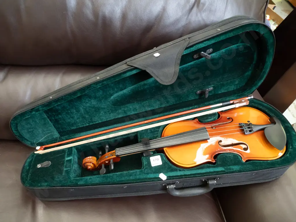 child's (1/2 size?) violin with bow and carry case Image 1++