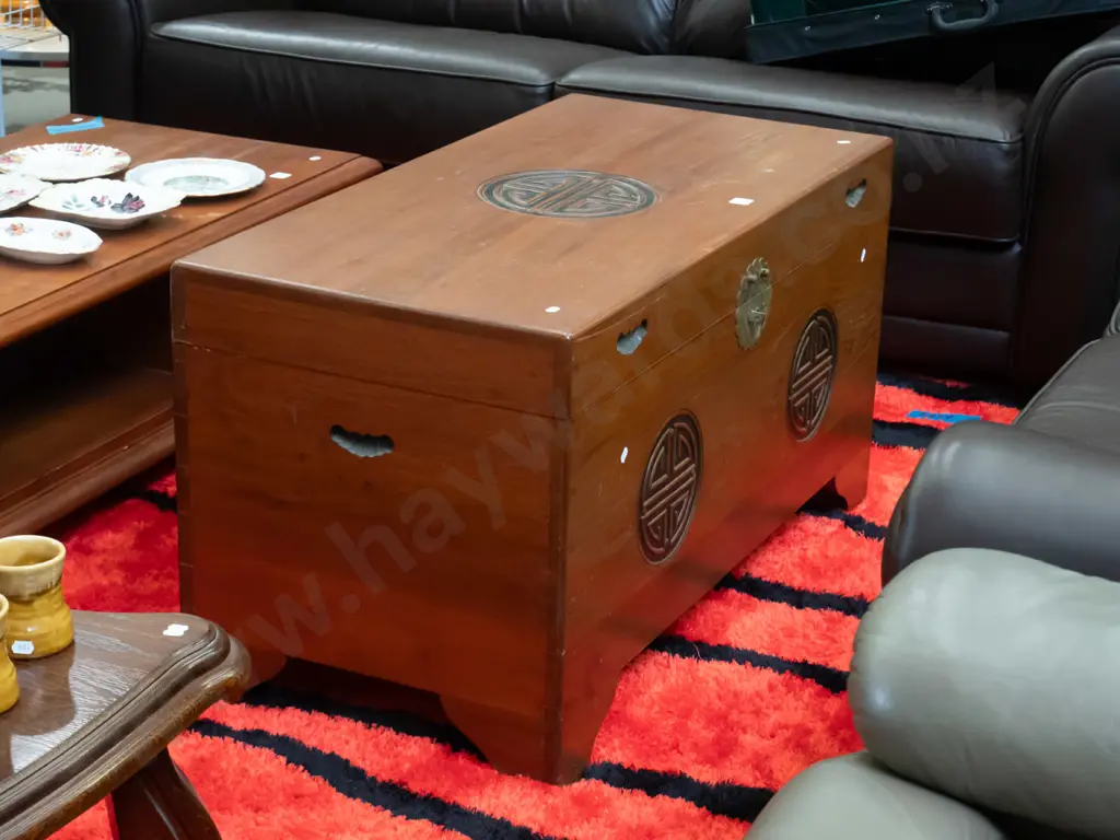camphorwood chest with broken lock H-550 W-1010 D-500 Image 1++