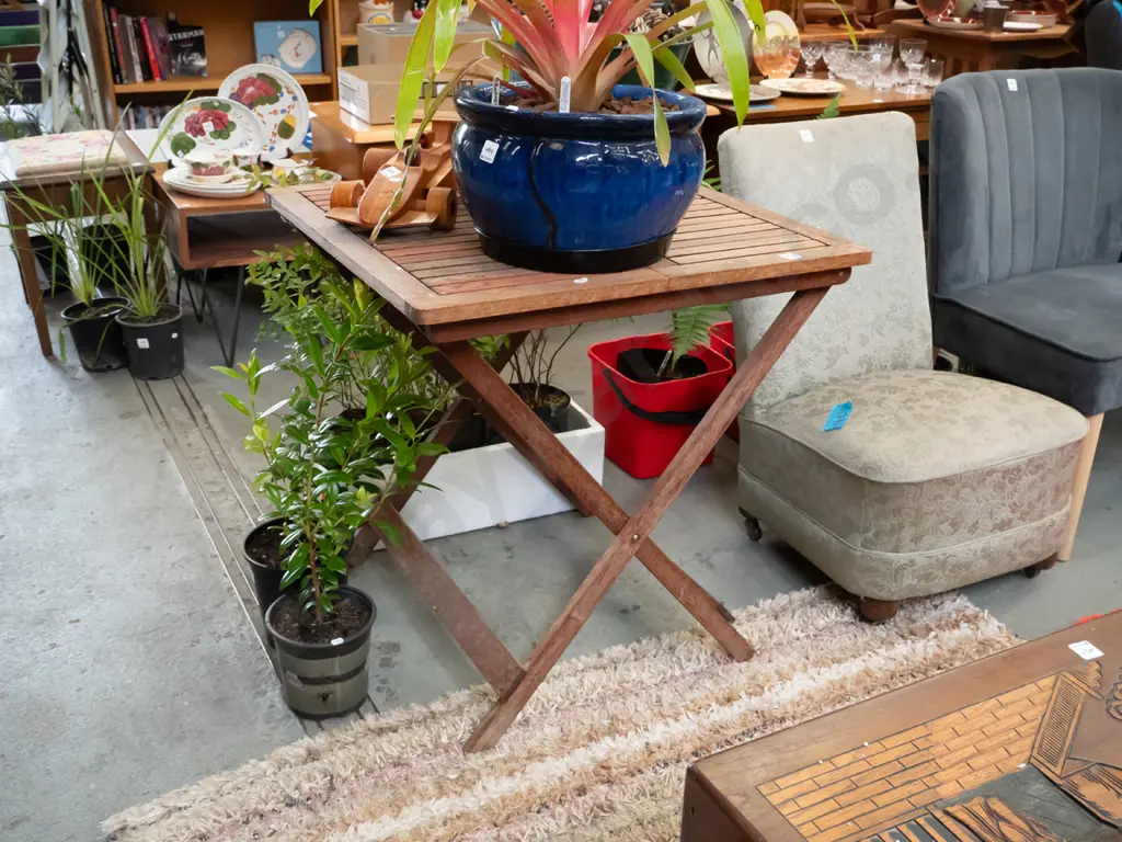hardwood foldaway outdoor table H-710 W-700 D-700 Image 1++