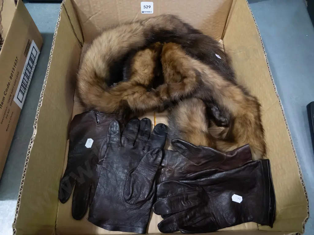 ladies glove, 2x fur stoles Image 1++