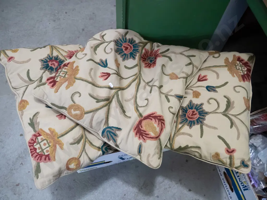 box; cushions Image 1++