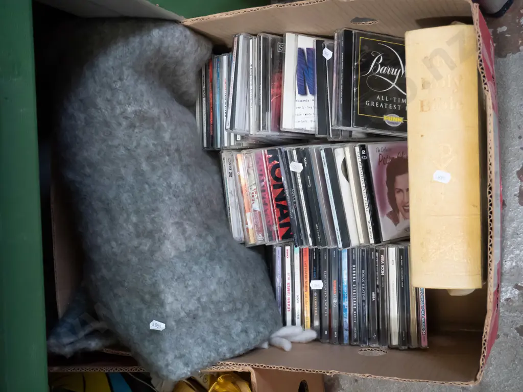 box; CDs, blankets, bible etc Image 1++
