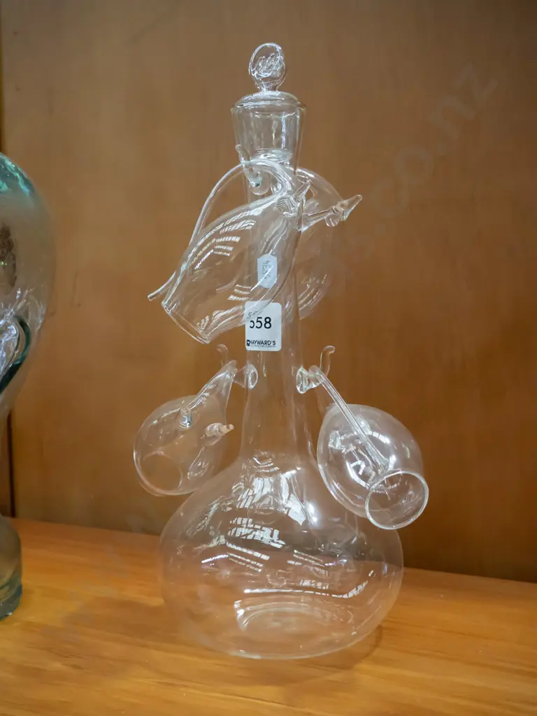 delicate glass decanter & 4 port sippers Image 1++
