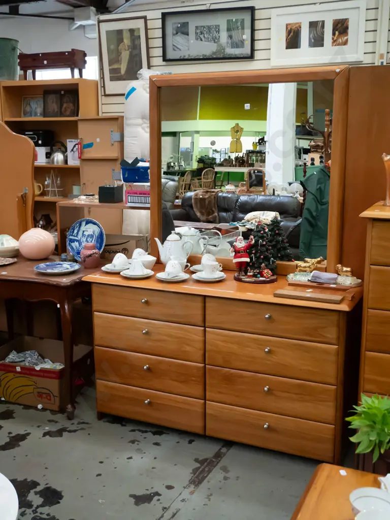 rimu 8 drawer mirror back dresser H-1800 W-1300 D-460 Image 1++