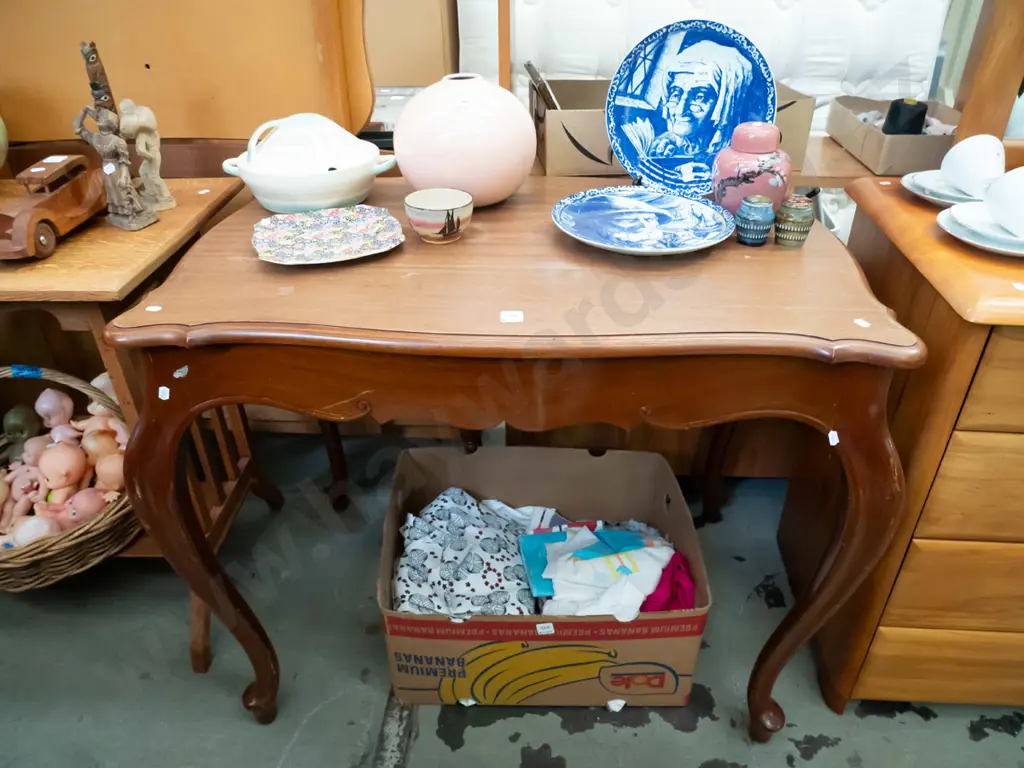 mahogany cab leg table, varnish needs attention H-770 W-900 D-600 Image 1++