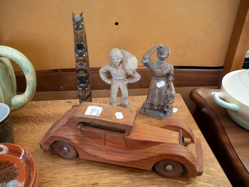 wooden model toy vehicle & 3 wooden figurines Image 1++