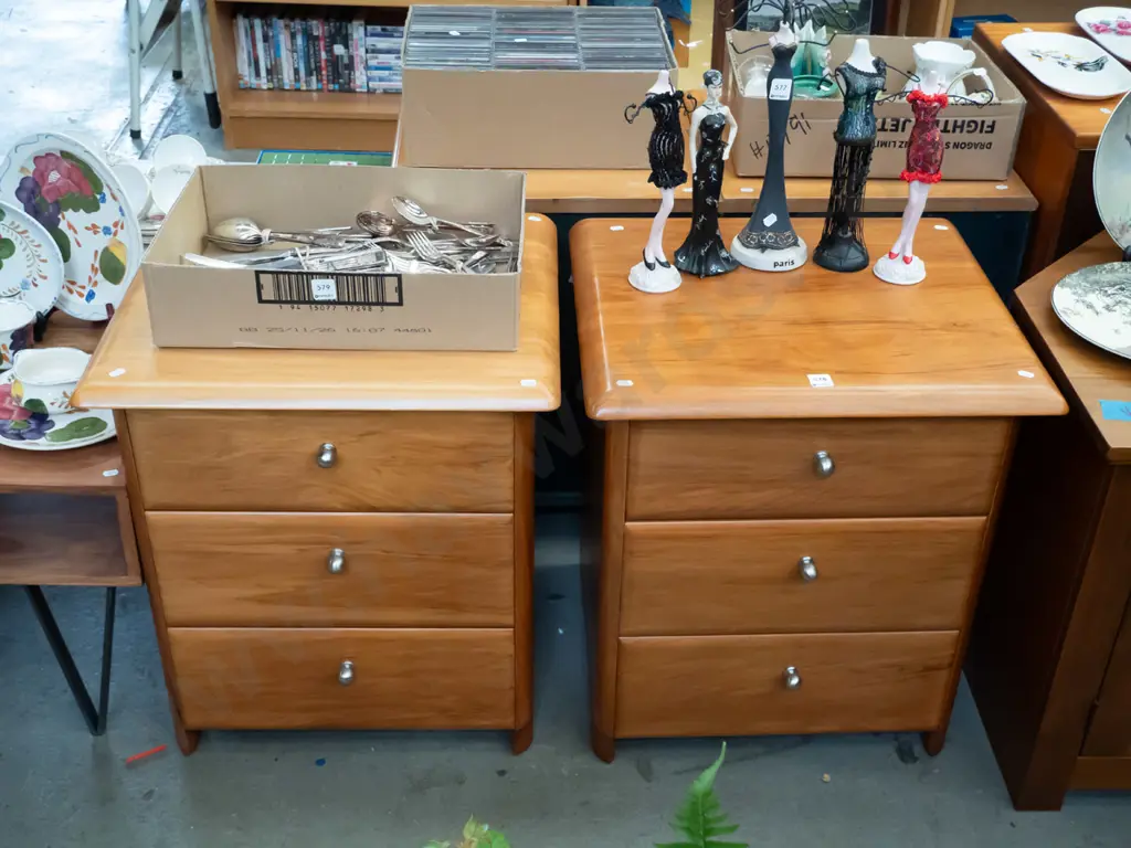 rimu 3 drawer bedside cabinet Image 1++