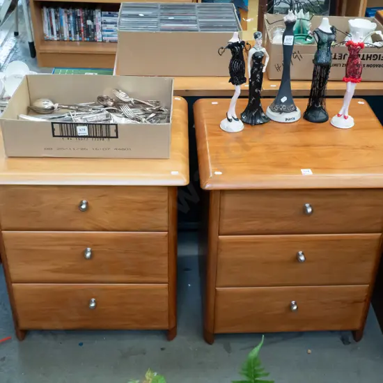 rimu 3 drawer bedside cabinet