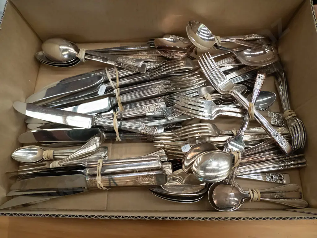 box of cutlery Image 1++