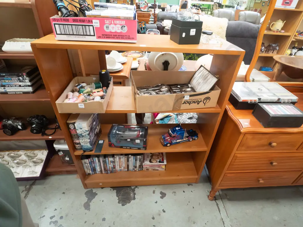 rimu bookcase (varnish needs attention) H-1080 W-900 D-280 Image 1++