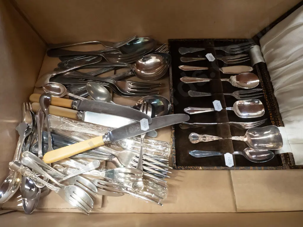 box; cased & loose cutlery  Image 1++