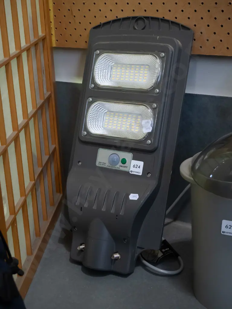 solar powered street lamp Image 1++