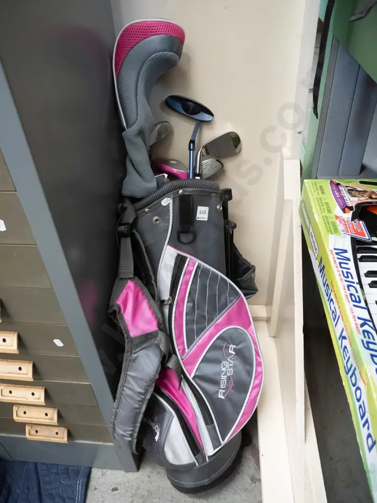 child's golf clubs Image 1++