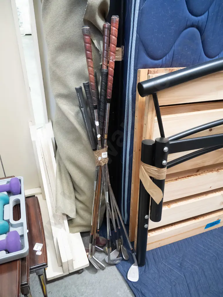 bundle of vintage golf clubs Image 1++