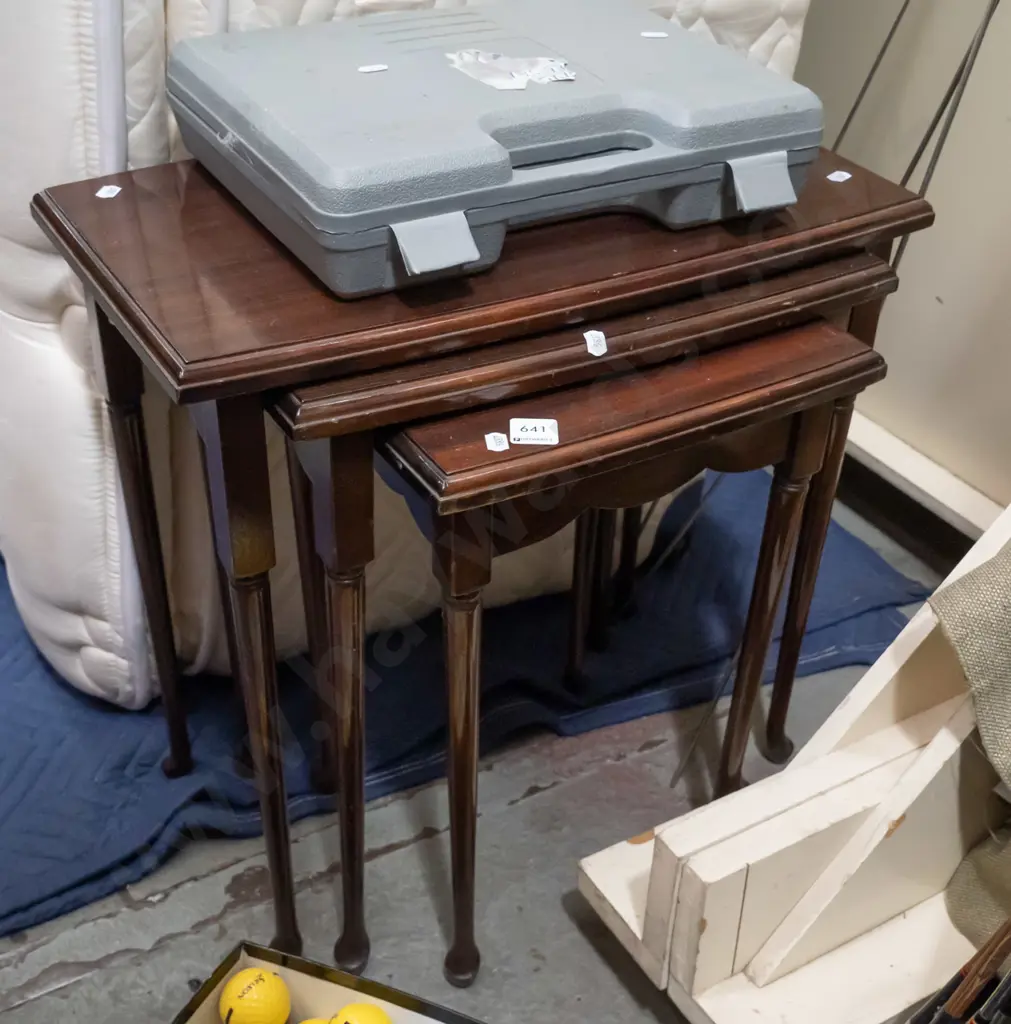 mahogany nest of 3 tables Image 1++