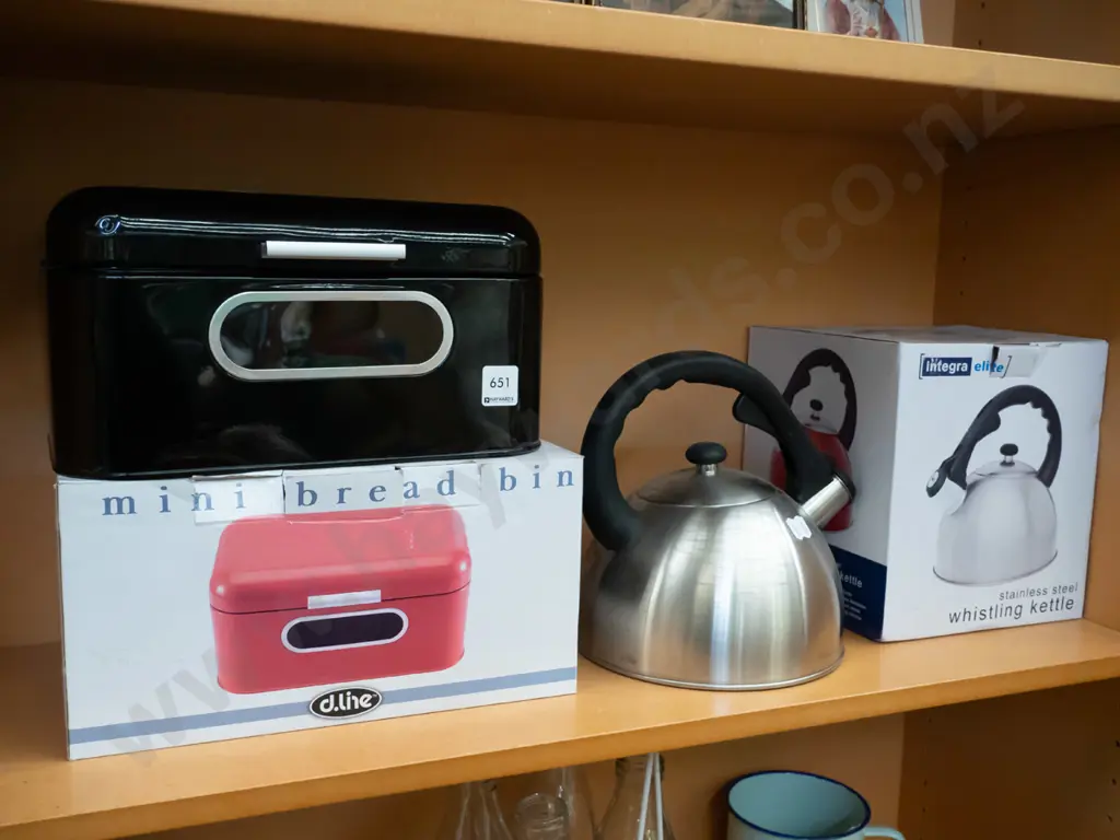 as-new bread bin, stove top kettle Image 1++