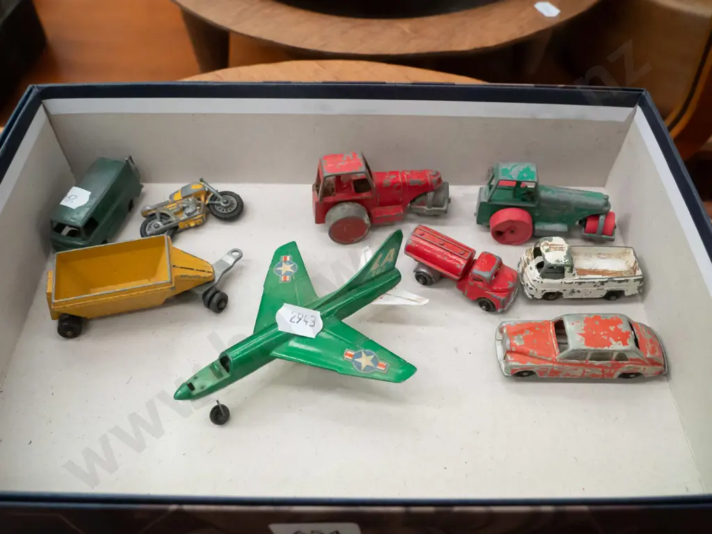 box; toy vehicels Image 1++