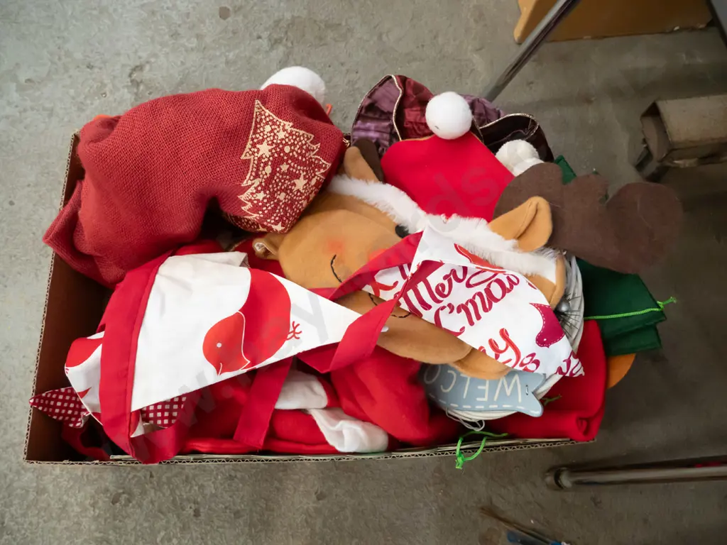 box; Xmas deocorations, hats, bunting etc Image 1++