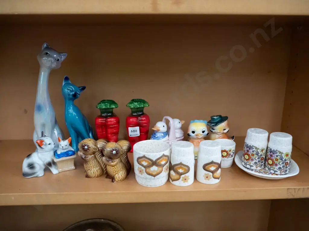shelf of novelty salt and peppers, 2x cat figurines Image 1++