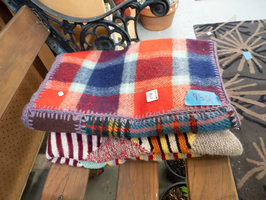 2x woollen blankets Image 1++