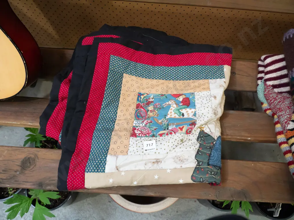 2x Xmas themed small quilts Image 1++