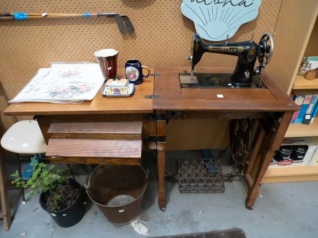 Rotoscillo treadle sewing machine Image 1++