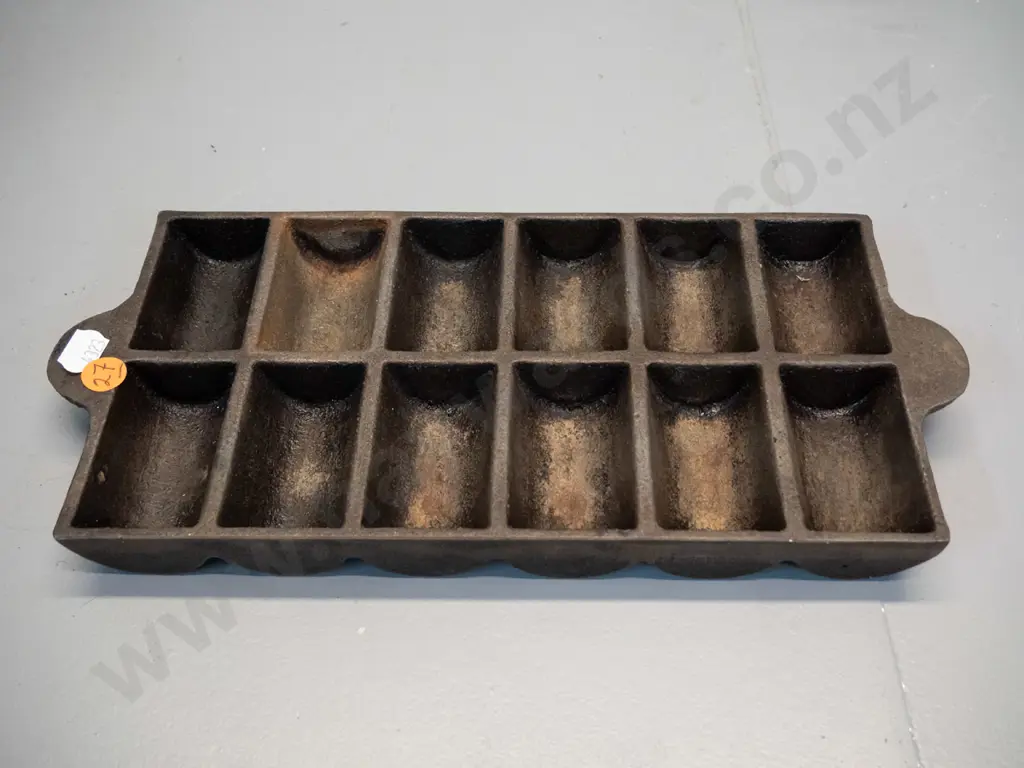 vintage cast iron gem iron - no maker's marks L-295 W-135 Image 1++