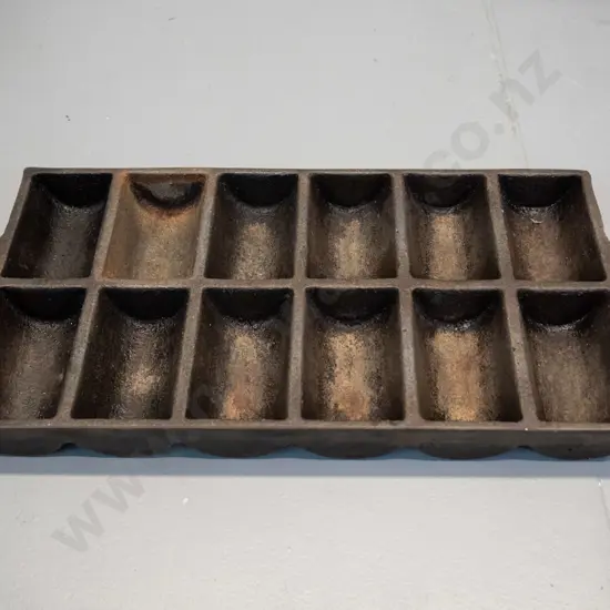vintage cast iron gem iron - no maker's marks L-295 W-135