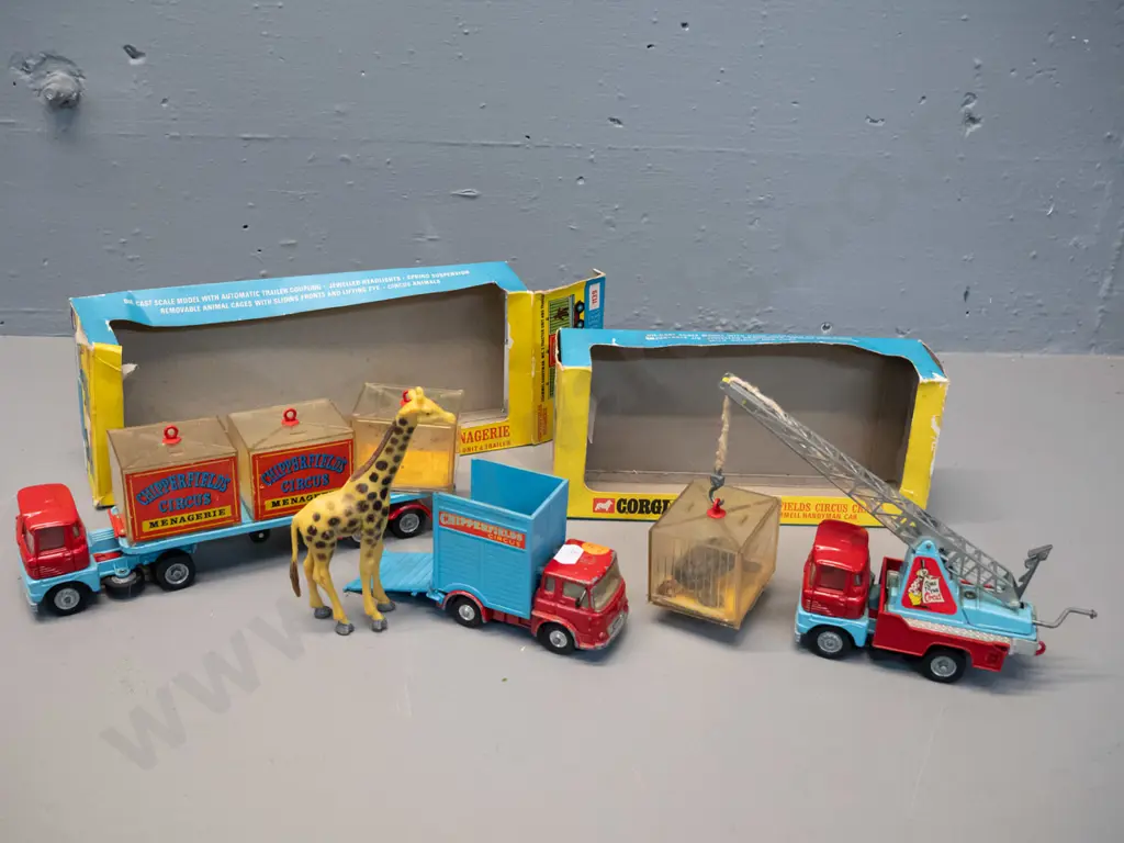 3 retro die-cast Corgi Chipperfield's Circus vehicle sets - circus crane, menagerie flatbed trailer and giraffe truck Image 1++