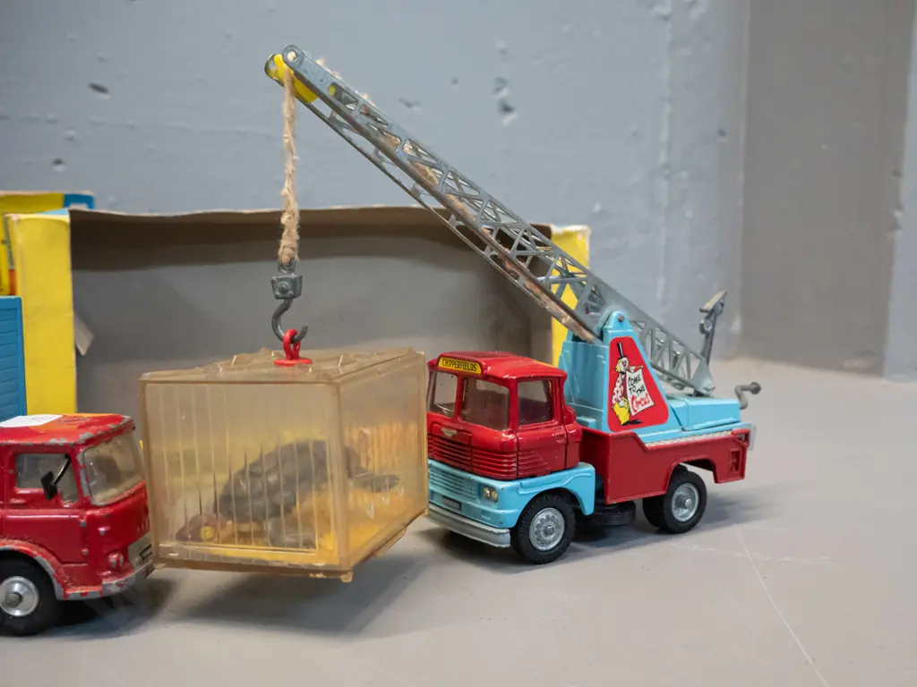 3 retro die-cast Corgi Chipperfield's Circus vehicle sets - circus crane, menagerie flatbed trailer and giraffe truck Image 1++