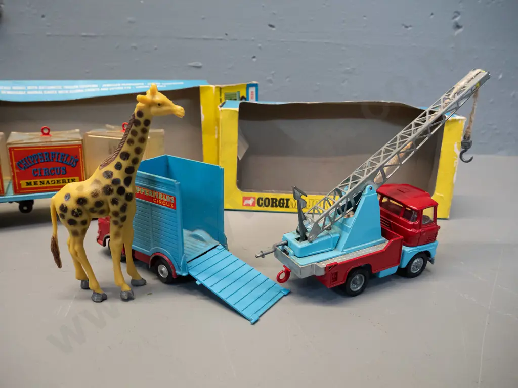 3 retro die-cast Corgi Chipperfield's Circus vehicle sets - circus crane, menagerie flatbed trailer and giraffe truck Image 1++