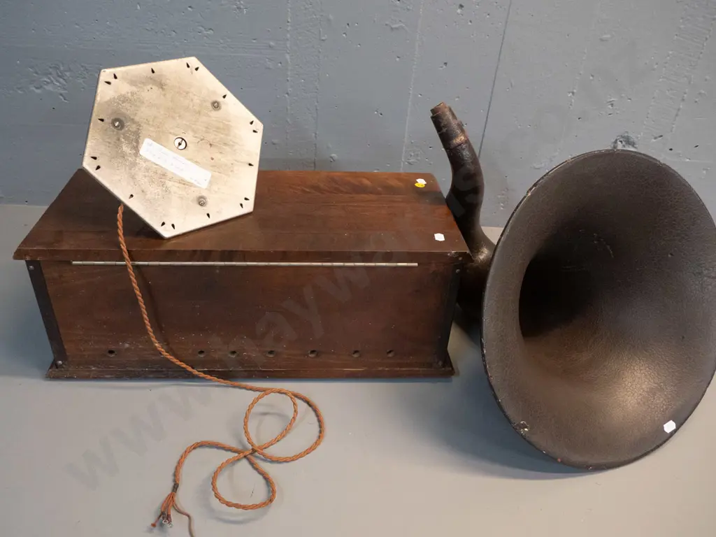 vintage Stewart-Warner wood-cased valve radio with separate horn speaker - speaker has heavy cast metal base - note says Image 1++