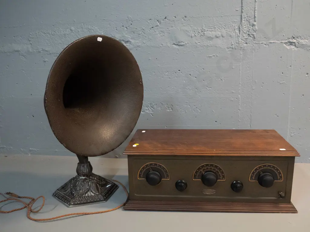 vintage Stewart-Warner wood-cased valve radio with separate horn speaker - speaker has heavy cast metal base - note says Image 1++