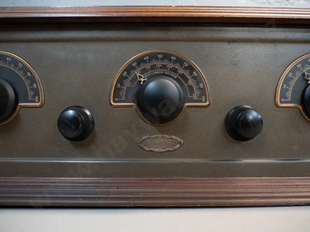 vintage Stewart-Warner wood-cased valve radio with separate horn speaker - speaker has heavy cast metal base - note says Image 1++