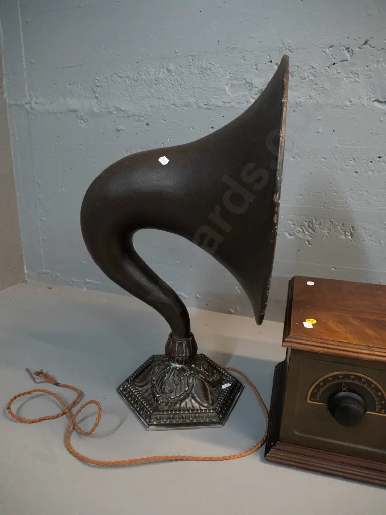 vintage Stewart-Warner wood-cased valve radio with separate horn speaker - speaker has heavy cast metal base - note says Image 1++