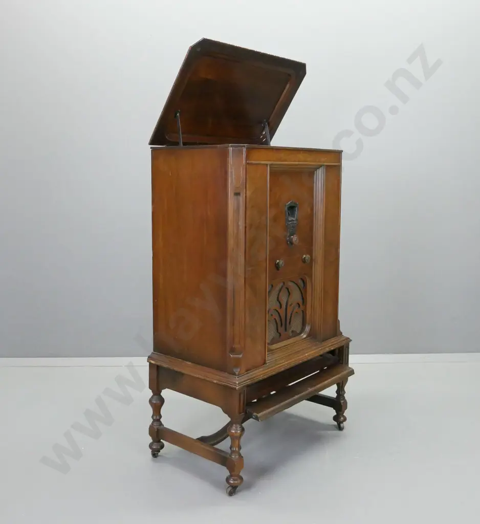 vintage Majestic electric radio-gramophone in walnut case, Grigsby Grunow Co. Chicago plaque, on Image 1++