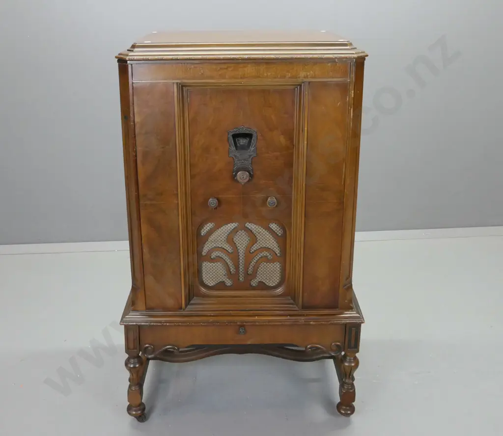 vintage Majestic electric radio-gramophone in walnut case, Grigsby Grunow Co. Chicago plaque, on Image 1++