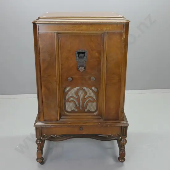 vintage Majestic electric radio-gramophone in walnut case, Grigsby Grunow Co. Chicago plaque, on