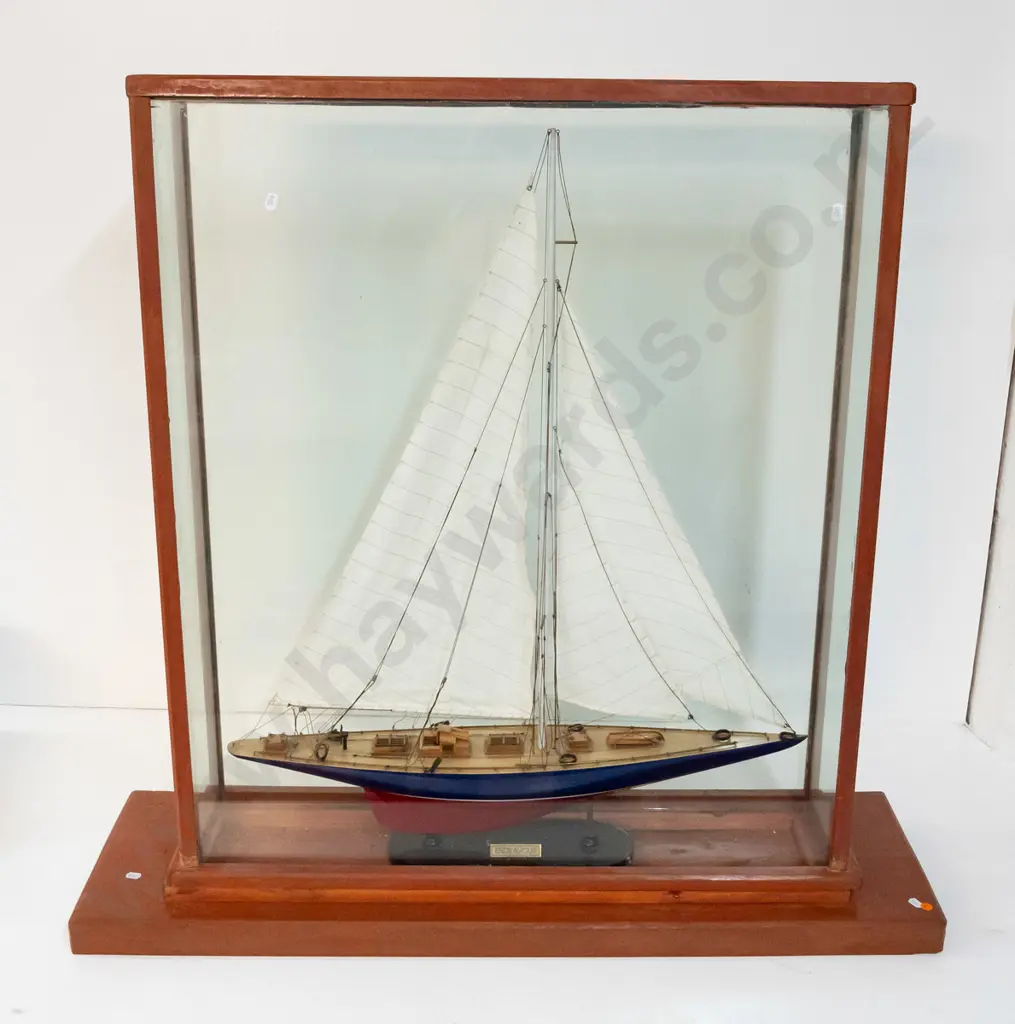model sailing ship labelled Endeavour - approx H-830 to top of mast, display case in restorer's condition, some damage, Image 1++
