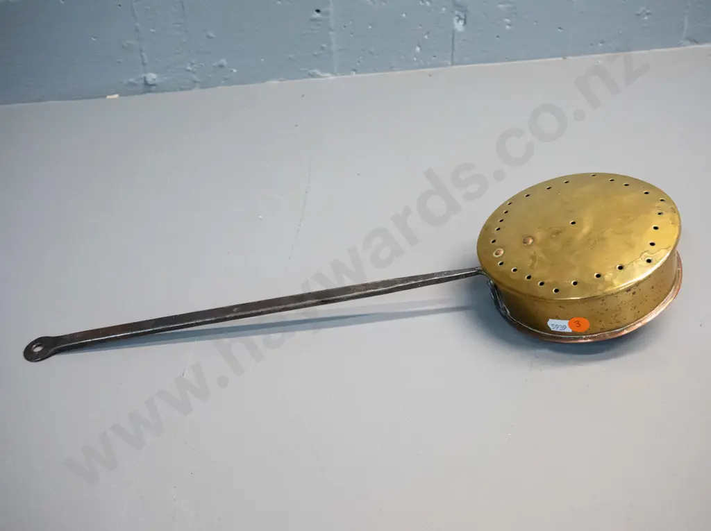 small brass bed warmer with wrought metal handle L-470 Pan Diameter D-140 Image 1++