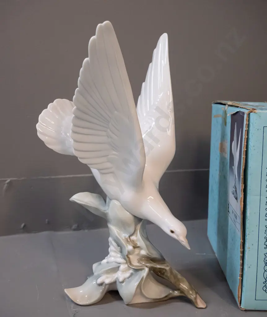 Lladro figurine with original box - dove on branch H-285 W-160 across wings - Box In Office Image 1++