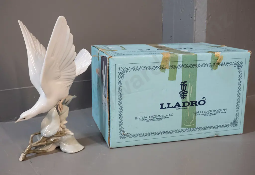 Lladro figurine with original box - dove on branch H-285 W-160 across wings - Box In Office Image 1++