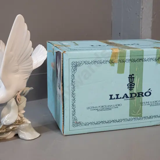 Lladro figurine with original box - dove on branch H-285 W-160 across wings - Box In Office