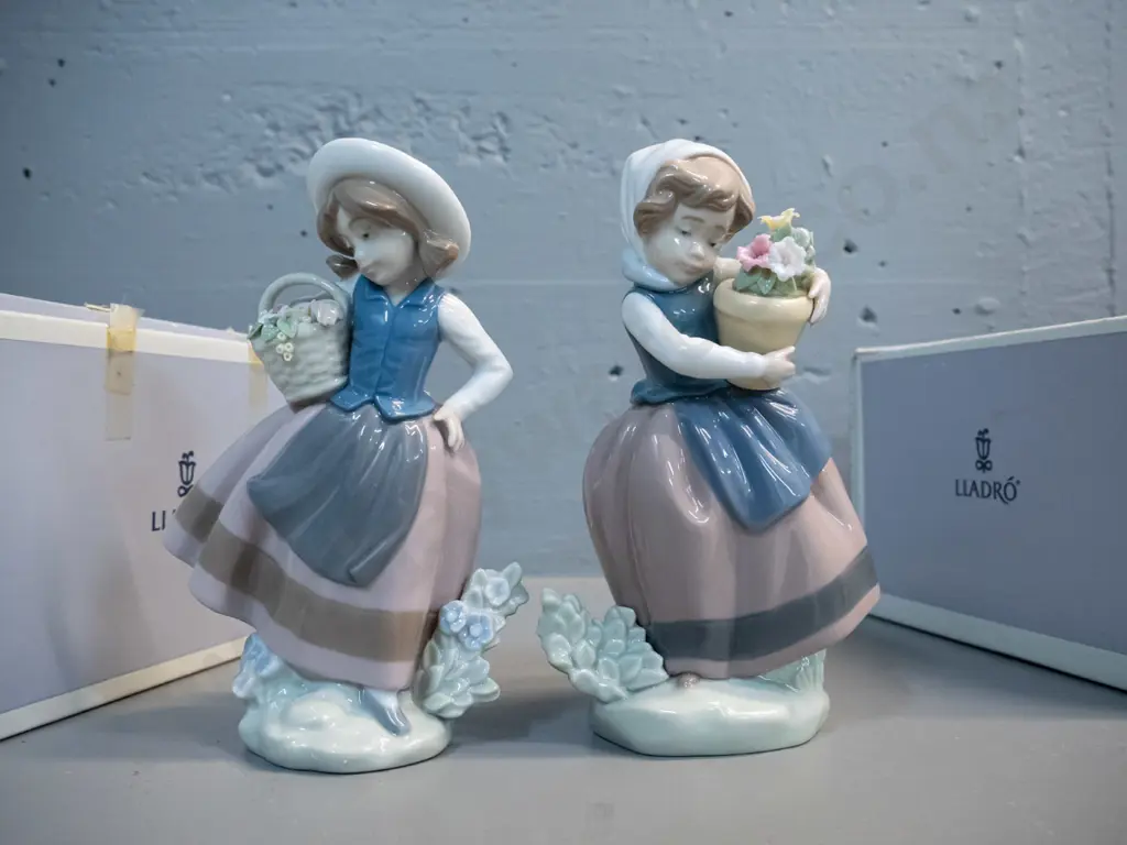2 Lladro figurines with original boxes - girls with flower baskets, taller is H-180 and base D-90 Image 1++