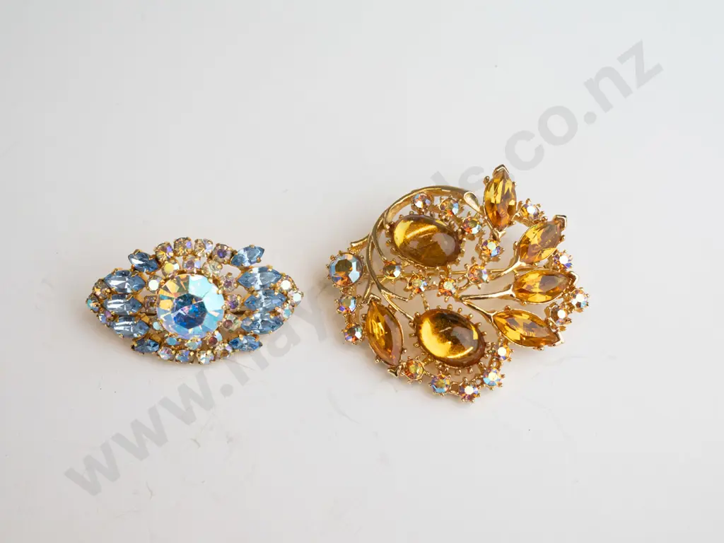 2 costume brooches Image 1++